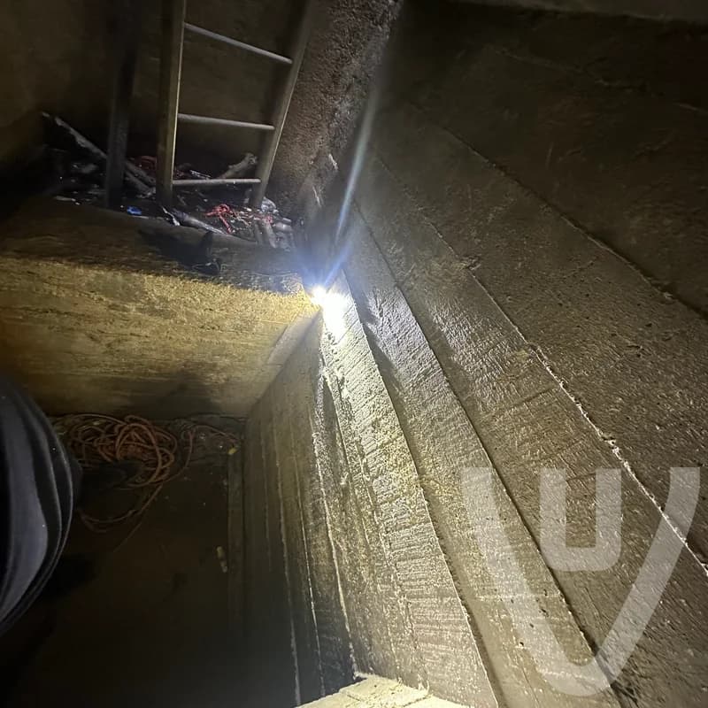 Pictures of the entrance and how it looks like to enter.