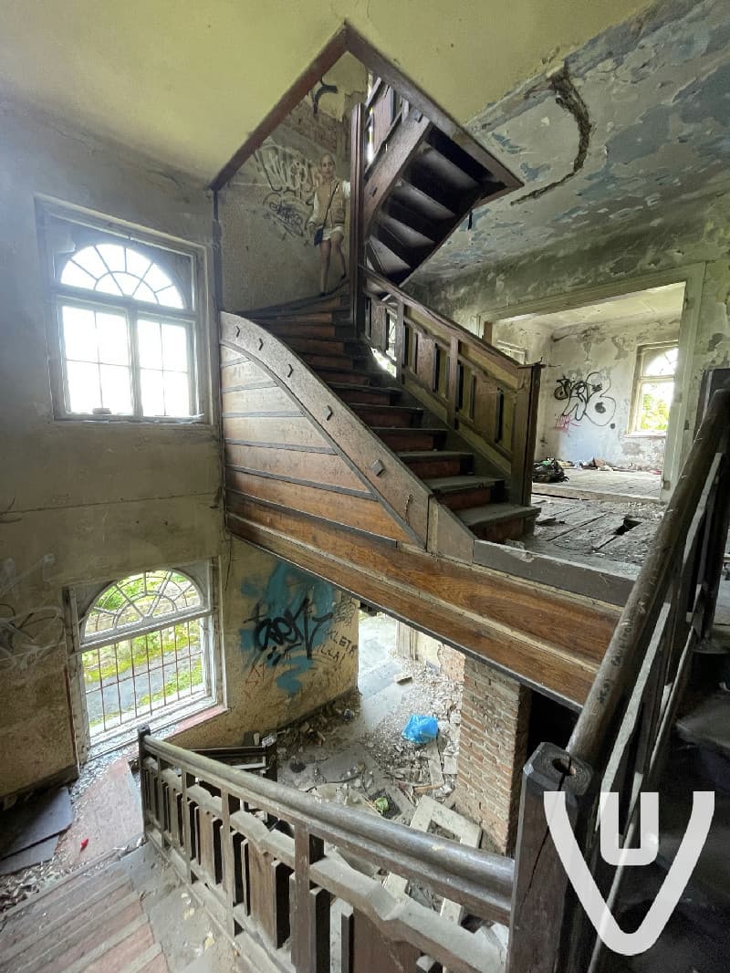 Leuke locatie. Vergt even wat klimwerk door dichte begroeiing naar boven. Maar daarna goed toegankelijk. De houten trap is nog in mooie staat.