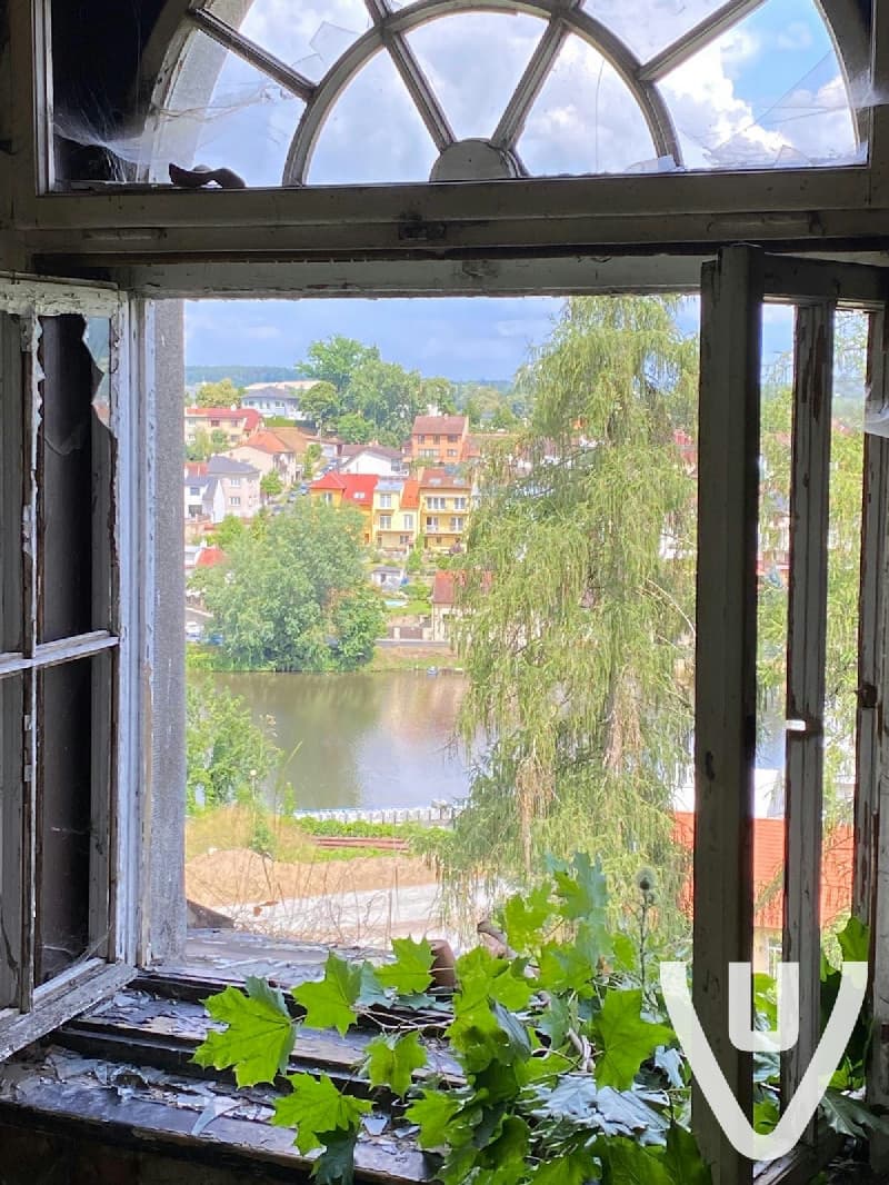 Leuke locatie. Vergt even wat klimwerk door dichte begroeiing naar boven. Maar daarna goed toegankelijk. De houten trap is nog in mooie staat.
