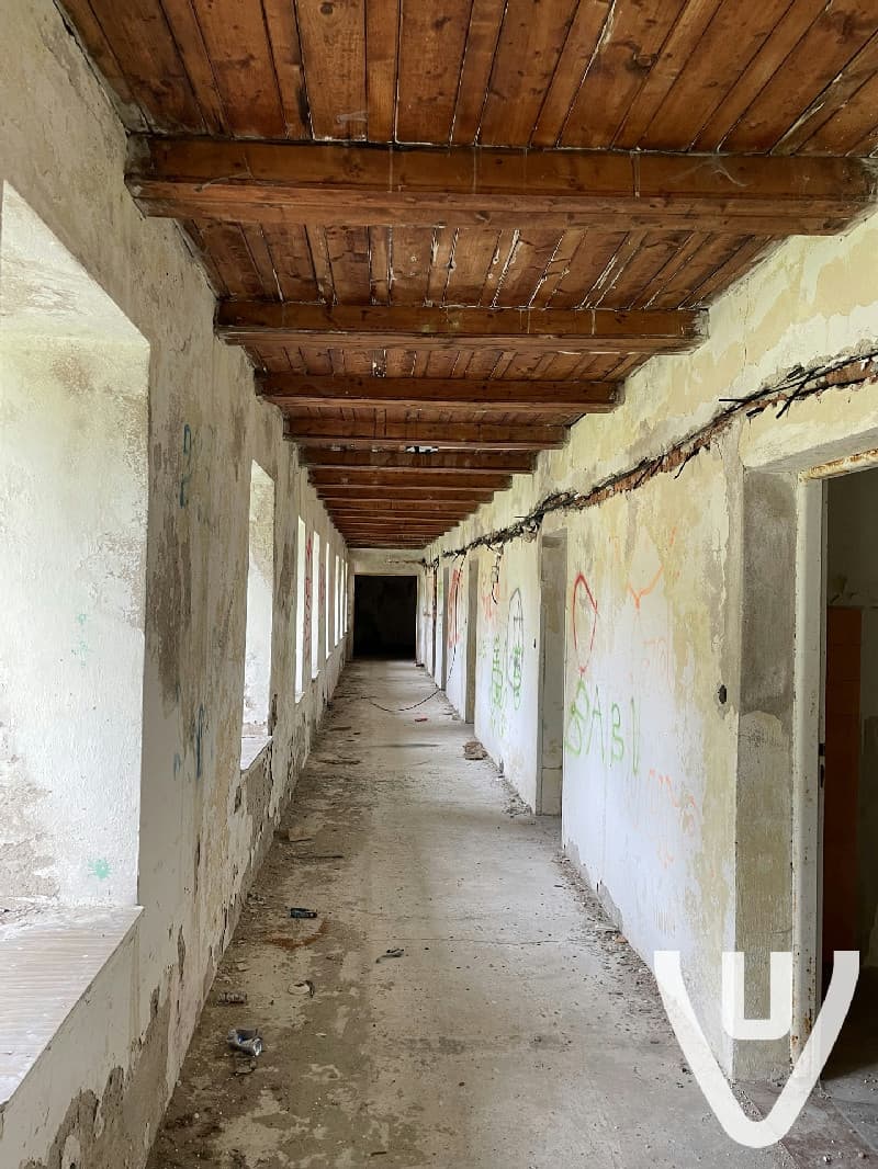 Gemakkelijk toegankelijke locatie. Binnen niet veel meer te zien (wel vleermuizen). De trap naar boven is nog in orde.