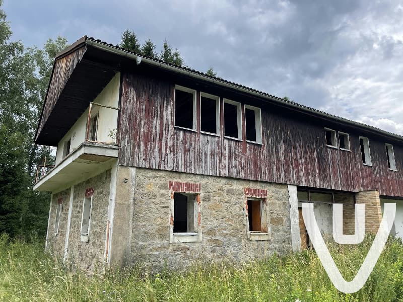 Gemakkelijk toegankelijke locatie. Binnen niet veel meer te zien (wel vleermuizen). De trap naar boven is nog in orde.