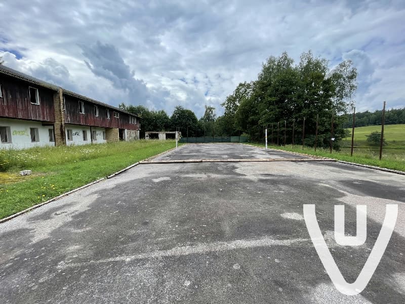 Gemakkelijk toegankelijke locatie. Binnen niet veel meer te zien (wel vleermuizen). De trap naar boven is nog in orde.