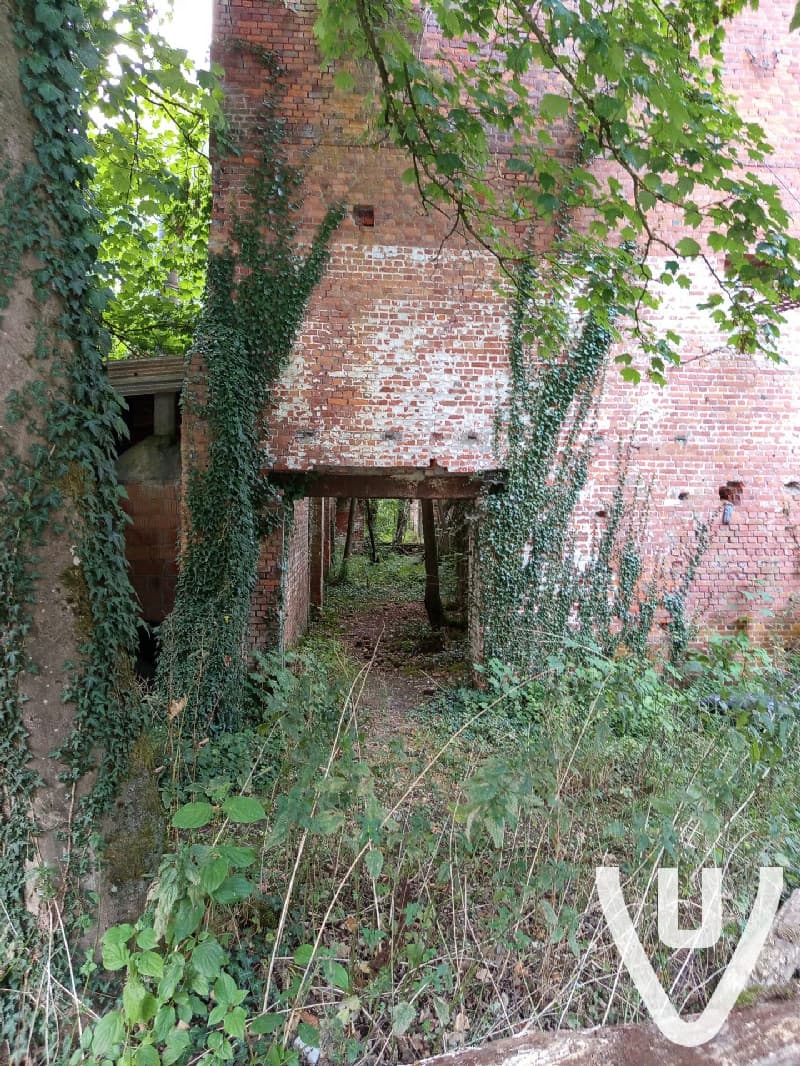 Heel makkelijk geraken via de straat het bos in je moet dan onder een prikkeldraad en dan kan je naar de locatie gaan echt de moeite wie houd van oud en vervallen gebieden veel tunnels naar andere gebieden, let wel op zijn daar aan verbouwen voor vleermuizen