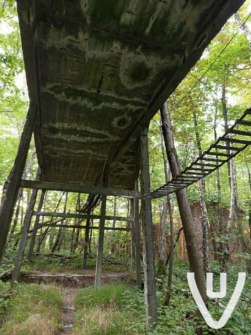 Heel makkelijk geraken via de straat het bos in je moet dan onder een prikkeldraad en dan kan je naar de locatie gaan echt de moeite wie houd van oud en vervallen gebieden veel tunnels naar andere gebieden, let wel op zijn daar aan verbouwen voor vleermuizen