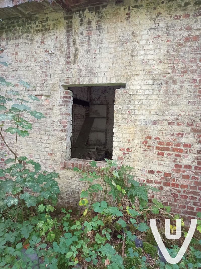 Heel makkelijk geraken via de straat het bos in je moet dan onder een prikkeldraad en dan kan je naar de locatie gaan echt de moeite wie houd van oud en vervallen gebieden veel tunnels naar andere gebieden, let wel op zijn daar aan verbouwen voor vleermuizen