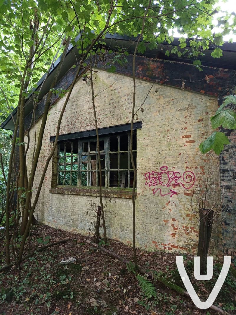 Heel makkelijk geraken via de straat het bos in je moet dan onder een prikkeldraad en dan kan je naar de locatie gaan echt de moeite wie houd van oud en vervallen gebieden veel tunnels naar andere gebieden, let wel op zijn daar aan verbouwen voor vleermuizen