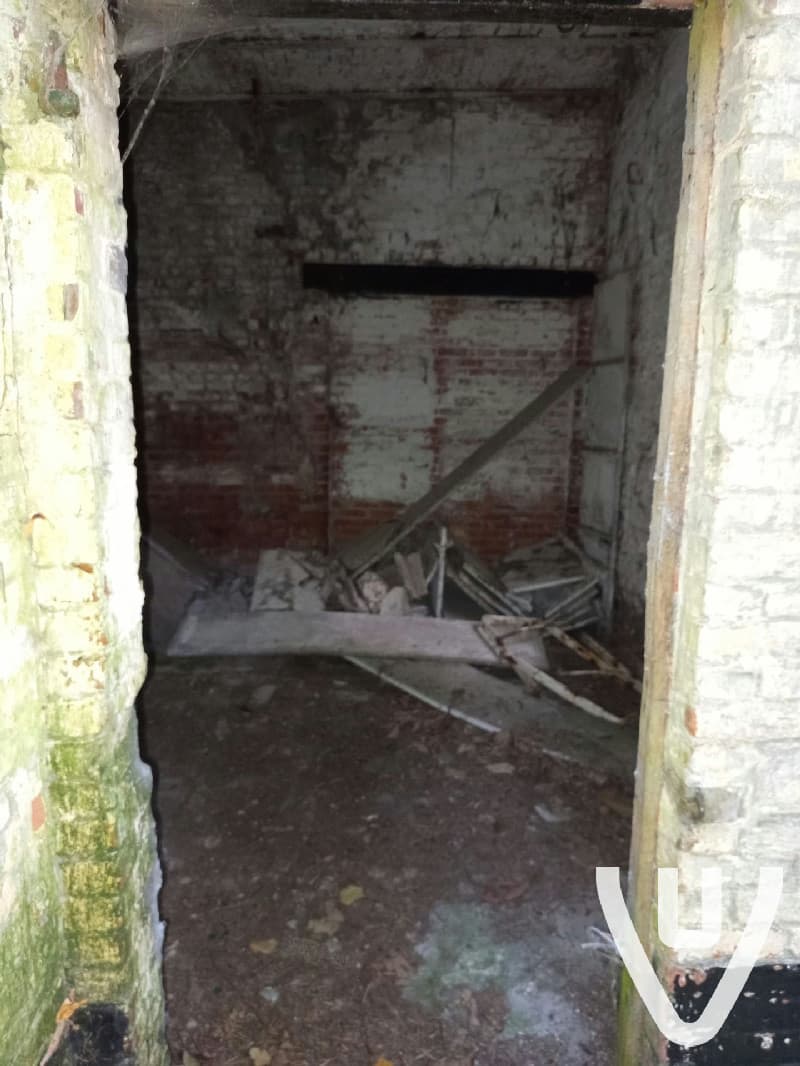 Heel makkelijk geraken via de straat het bos in je moet dan onder een prikkeldraad en dan kan je naar de locatie gaan echt de moeite wie houd van oud en vervallen gebieden veel tunnels naar andere gebieden, let wel op zijn daar aan verbouwen voor vleermuizen