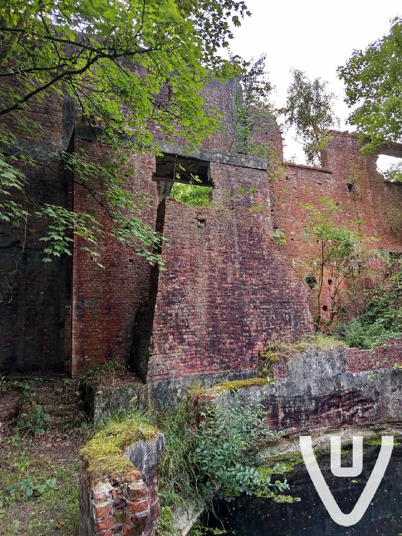 Heel makkelijk geraken via de straat het bos in je moet dan onder een prikkeldraad en dan kan je naar de locatie gaan echt de moeite wie houd van oud en vervallen gebieden veel tunnels naar andere gebieden, let wel op zijn daar aan verbouwen voor vleermuizen