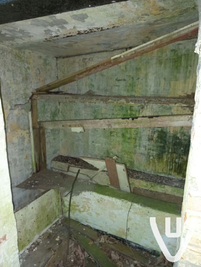 Heel makkelijk geraken via de straat het bos in je moet dan onder een prikkeldraad en dan kan je naar de locatie gaan echt de moeite wie houd van oud en vervallen gebieden veel tunnels naar andere gebieden, let wel op zijn daar aan verbouwen voor vleermuizen